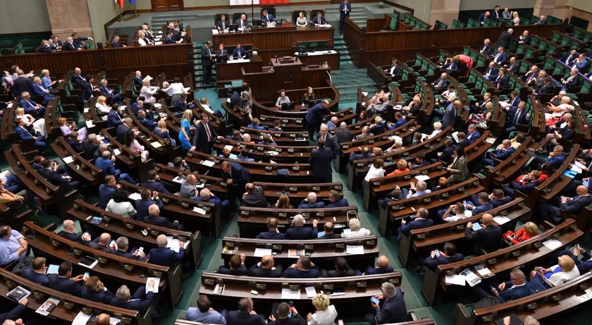 PiS z ogromną przewagą nad KO. Do Sejmu dostałoby się pięć partii