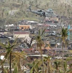 Świat wstrząśnięty ogromem zniszczeń na Filipinach zwiększa pomoc