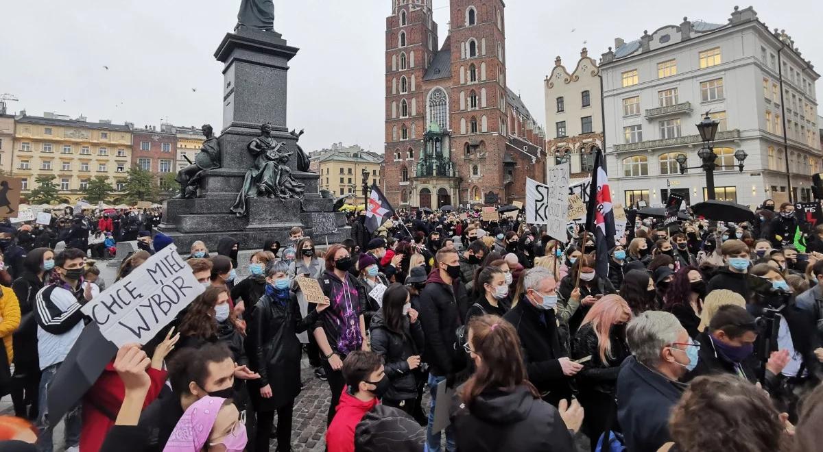 Nielegalne zgromadzenia i łamanie obostrzeń w czasie pandemii. Politycy opozycji zaangażowani w protesty