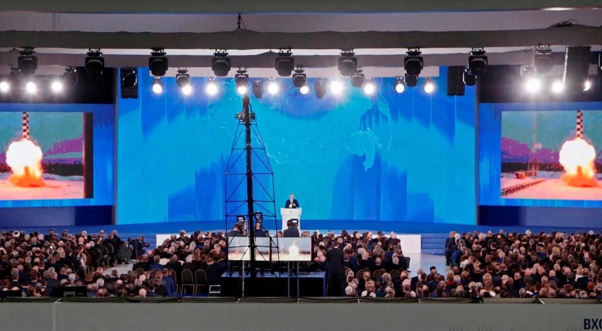 Putin grozi światu "cud-rakietami", w tym Satanem-2."Nikt nas nie słuchał, posłuchajcie teraz". Podczas orędzia strzelał na filmach pociskami 