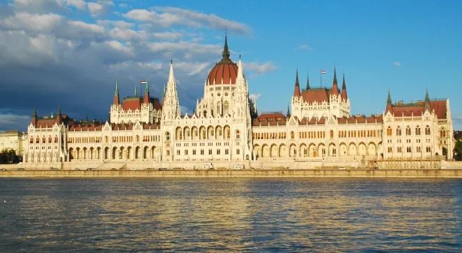 Węgry: parlament przyjął przepisy umożliwiające budowę muru granicznego