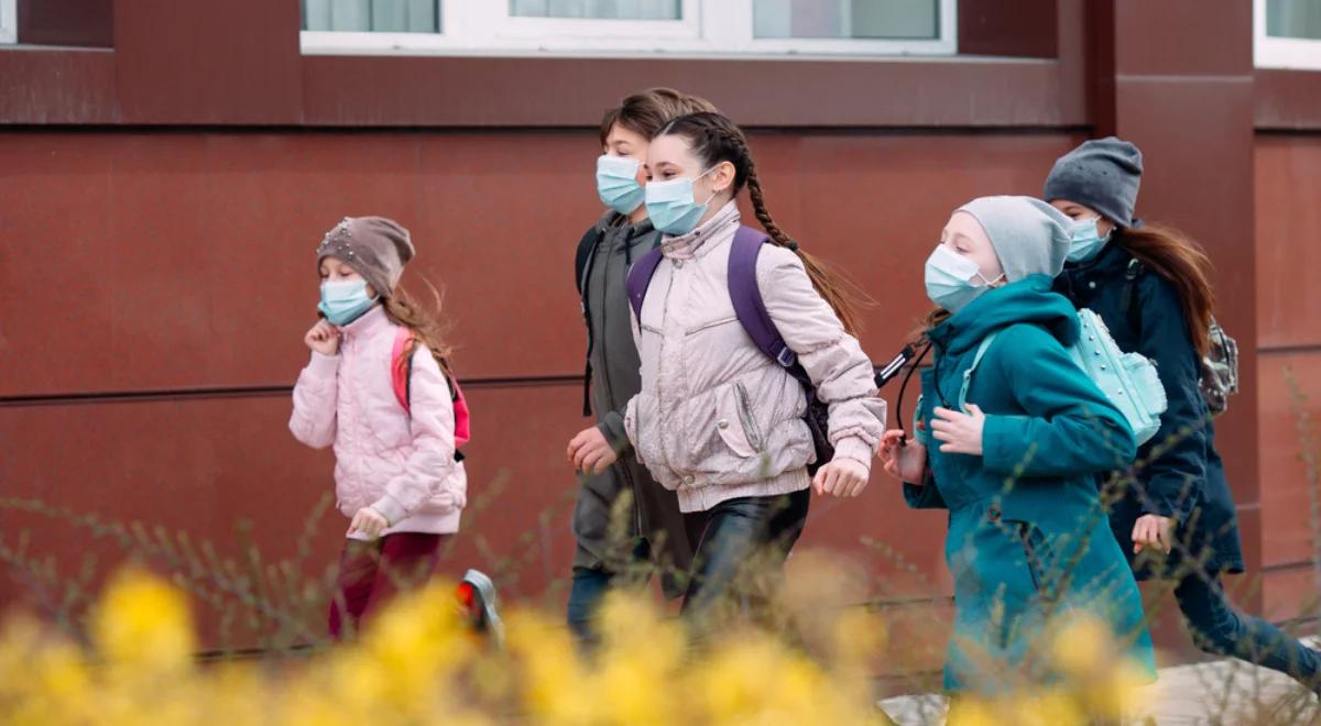 Rząd łagodzi regulacje. Dzieci mogą przebywać na dworze bez opieki dorosłych