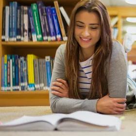 Raport: akademickie biura karier coraz aktywniej wspierają studentów