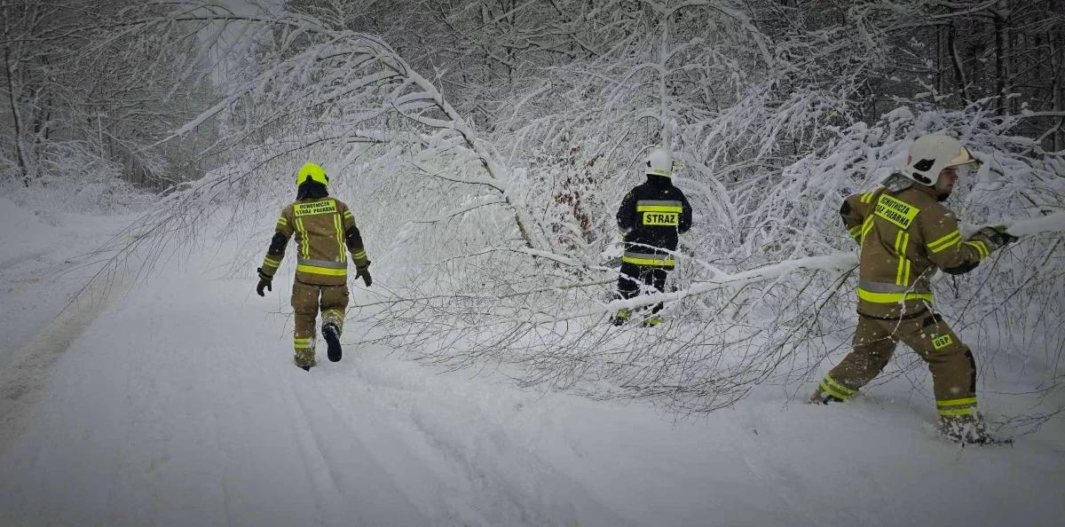 Atak zimy w Polsce. Prawie 1000 interwencji strażaków, są nowe alerty