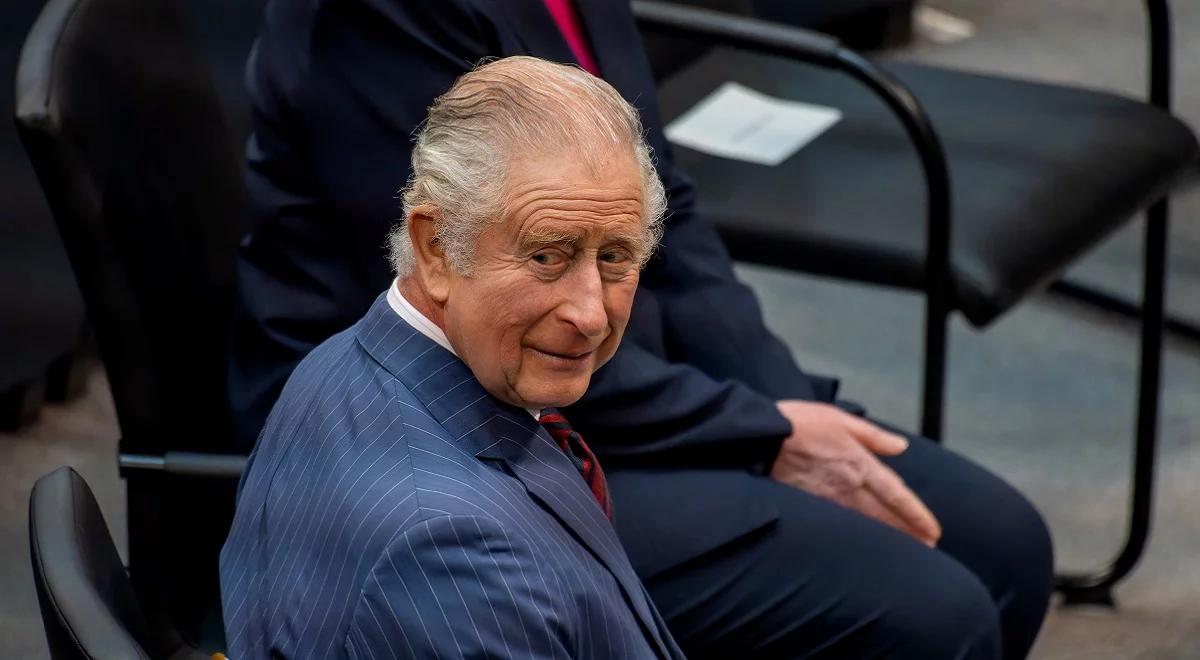 Karol III już po operacji. Monarcha spędzi w szpitalu co najmniej jedną noc