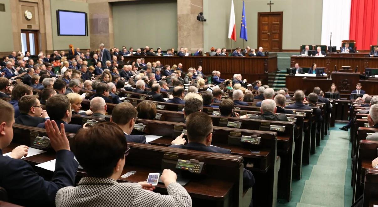 Projekt zmiany w kodeksie wyborczym. Kto odejdzie z partii, ten straci mandat posła?