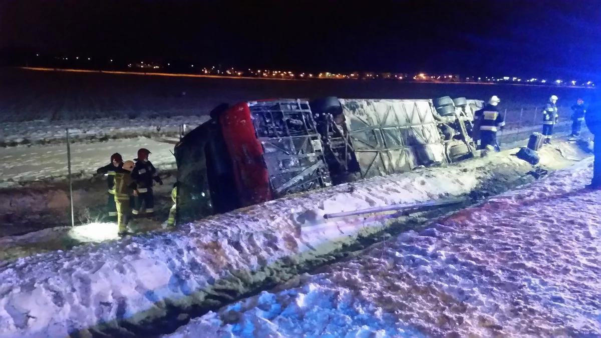 Wypadek na obwodnicy Garwolina. Wiatr zdmuchnął autokar pełen ludzi