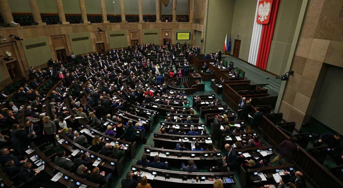 Zjednoczona Prawica wyraźnie na prowadzeniu, sześć ugrupowań w Sejmie. Najnowszy sondaż