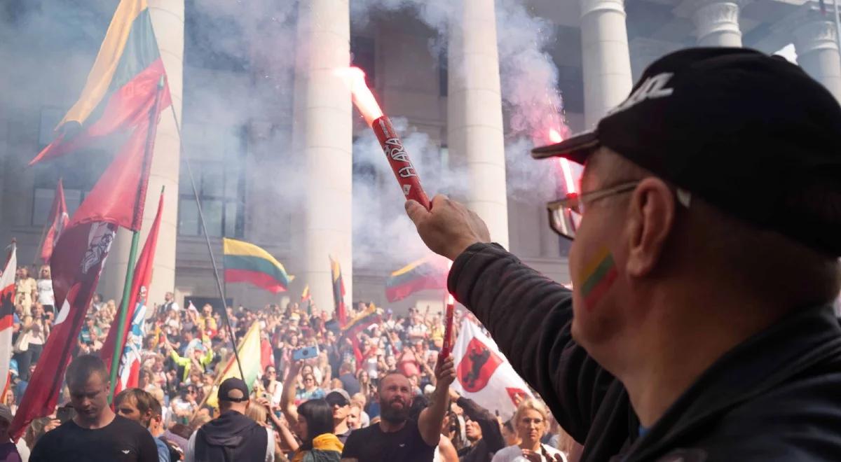 "Stop dyskryminacji". Protesty przeciw restrykcjom dla niezaszczepionych na Litwie