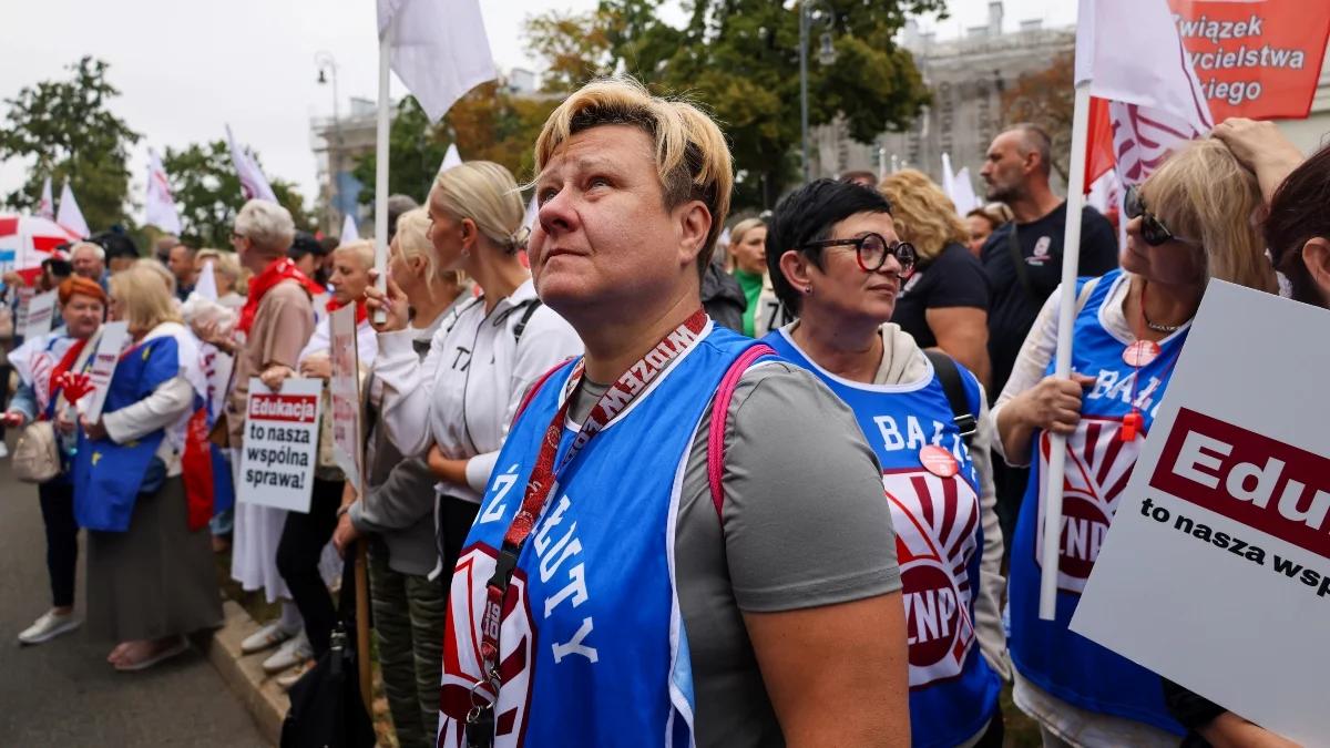 Wśród nauczycieli wrze. Przyjechali z całej Polski protestować przed MEN