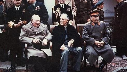 Nowy pomnik Stalina obok Churchilla i Roosevelta