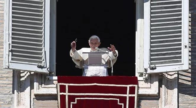 Papież modli się za chorych i cierpiących