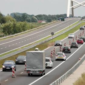 Trwają wakacje. Przypominamy o zasadach bezpieczeństwa na drodze