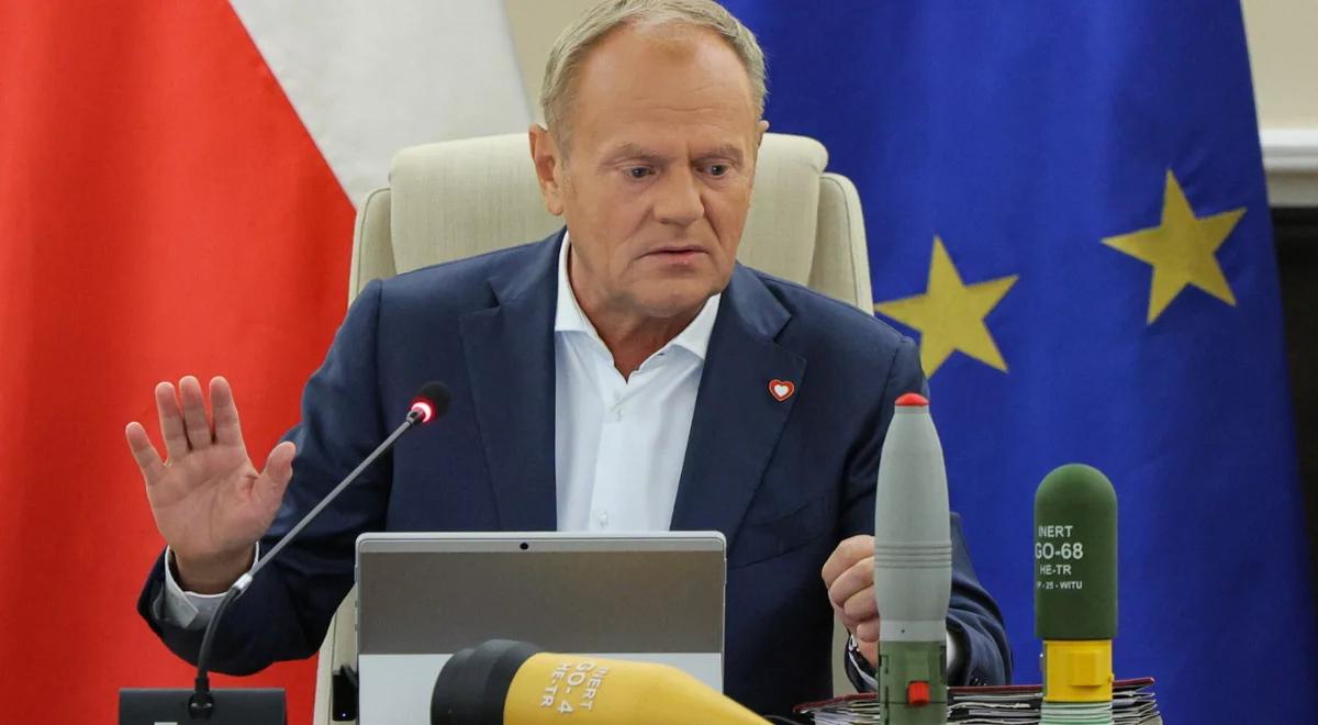 Tusk z atrapami głowic na posiedzeniu rządu. "Nie lękajcie się"