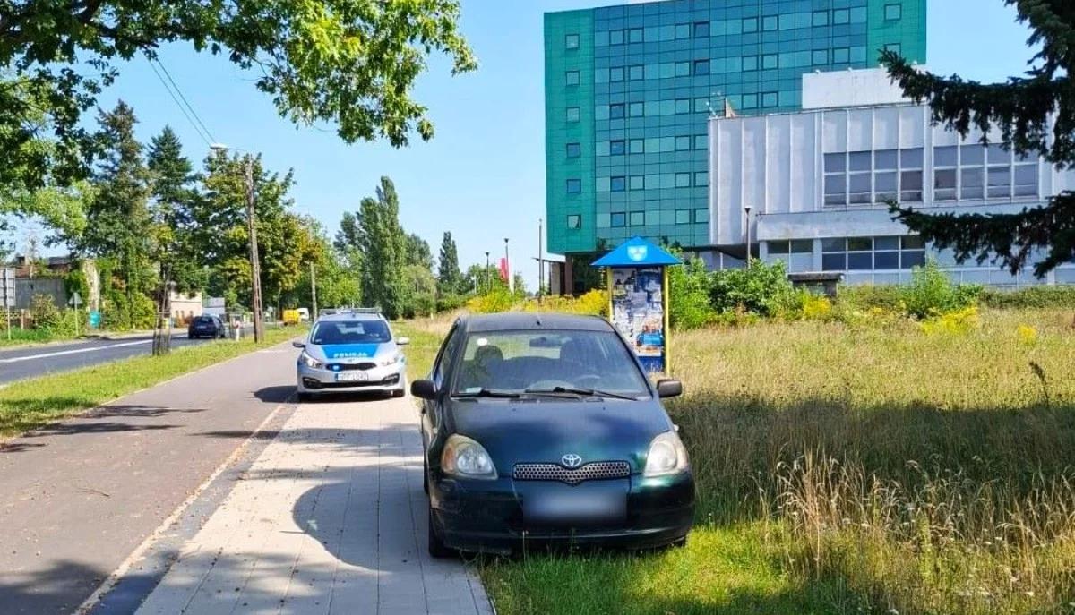 Jechała po chodniku, zaparkowała na trawniku. Była kompletnie pijana