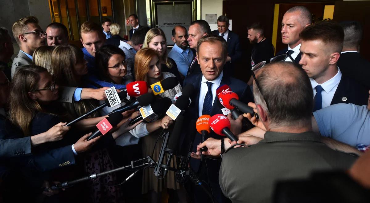 Tusk twierdzi, że nie wyrzucał dziennikarzy. Lichocka przypomniała listę nazwisk 