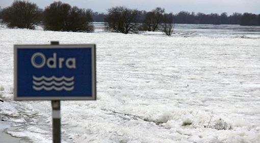 Lodołamacze rozbijają lód na Odrze