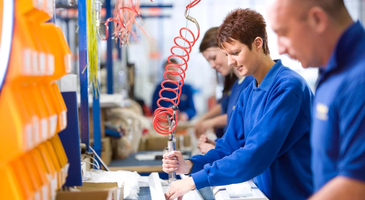 Pracujący w Polsce Ukraińcy wspierają swoje rodziny w ojczyźnie. Co trzeci przekazuje ponad połowę zarobków
