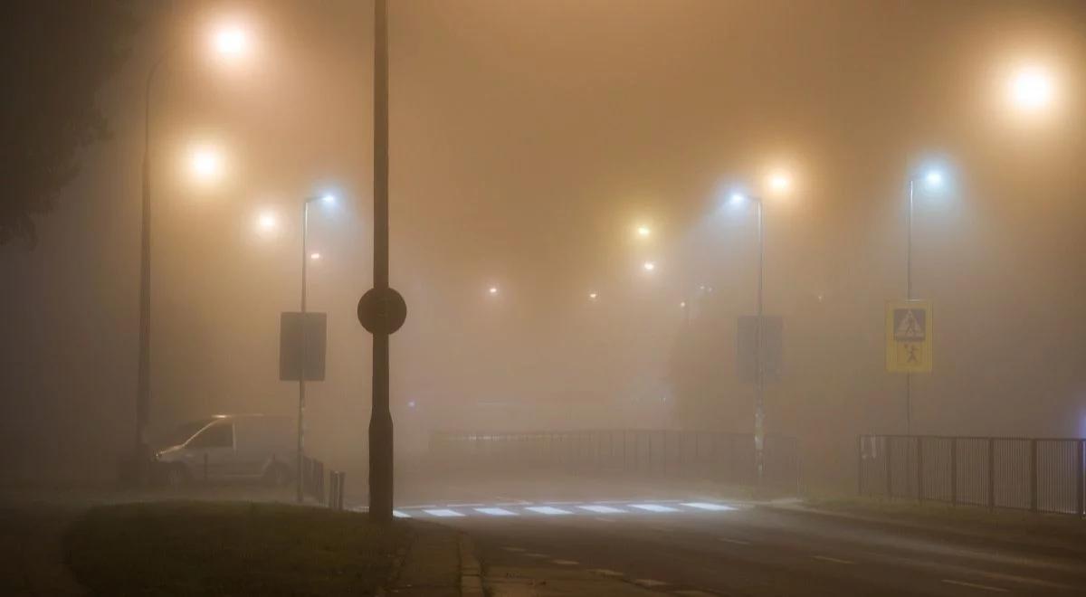 Gęsta mgła na północy Polski. IMGW apeluje o zachowanie ostrożności