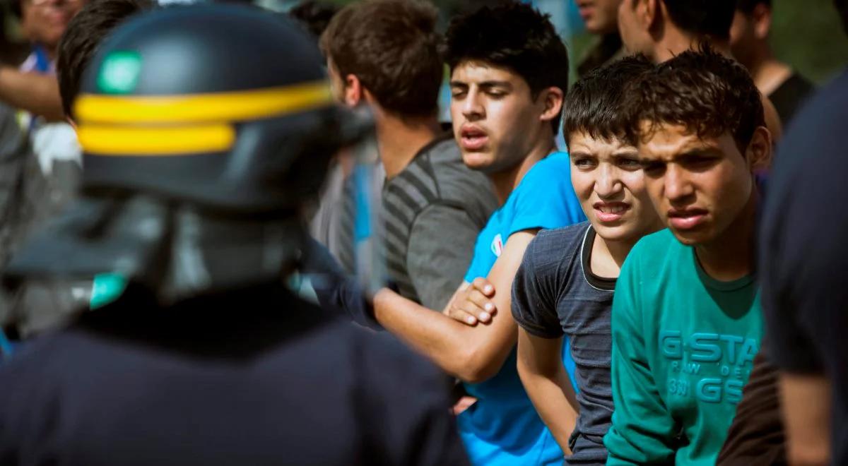 Chaos w Calais trwa. Gorący spór o imigrantów