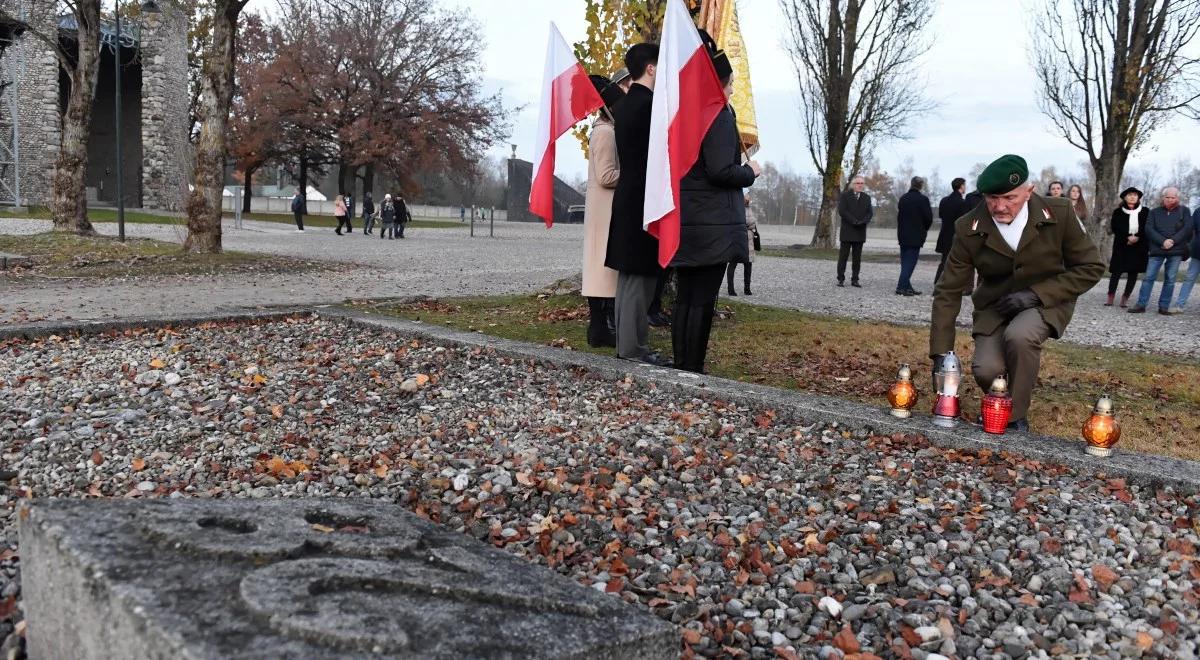 Hołd ofiarom Dachau. Ziemia spod Dębu Wolności na terenie obozu