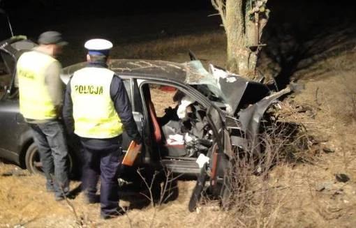 Tragiczny wypadek w Mochtach. Audi rozbiło się na drzewie