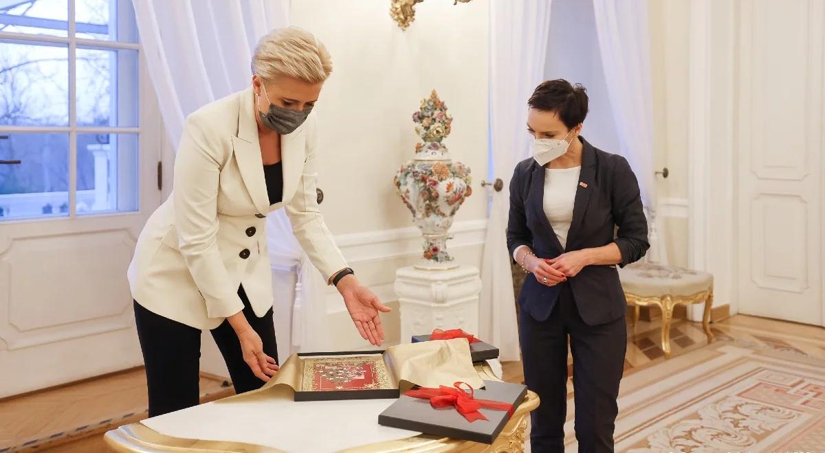 "Choinki Jedynki" 2021. Pierwsza dama przekazała dwie prace artystyczne na coroczną licytację