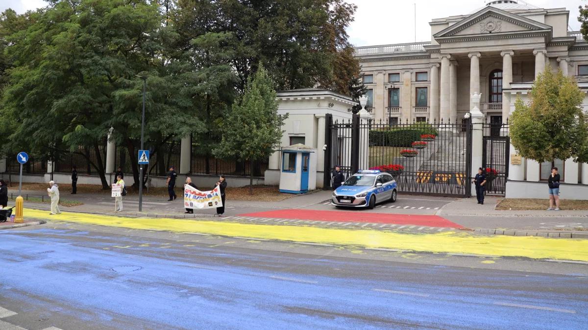 Prowokacja przed ambasadą Rosji w Warszawie. Ulice oblane farbą