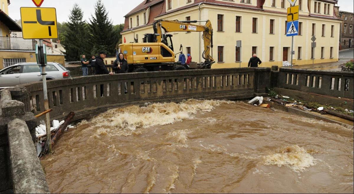 Dramatyczne decyzje władz zalewanych miast. Burmistrzowi załamał się głos