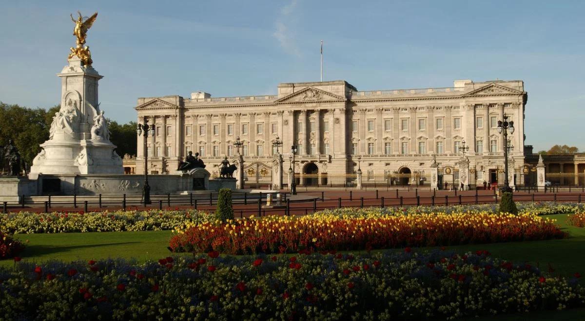 Zauważono długi nóż. Londyn: nożownik sprzed Pałacu Buckingham aresztowany. Ranił dwóch funkcjonariuszy