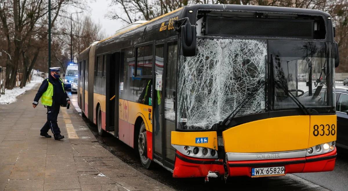 Kolejny wypadek autobusu w Warszawie. Pojazd pełen pasażerów ściął latarnię
