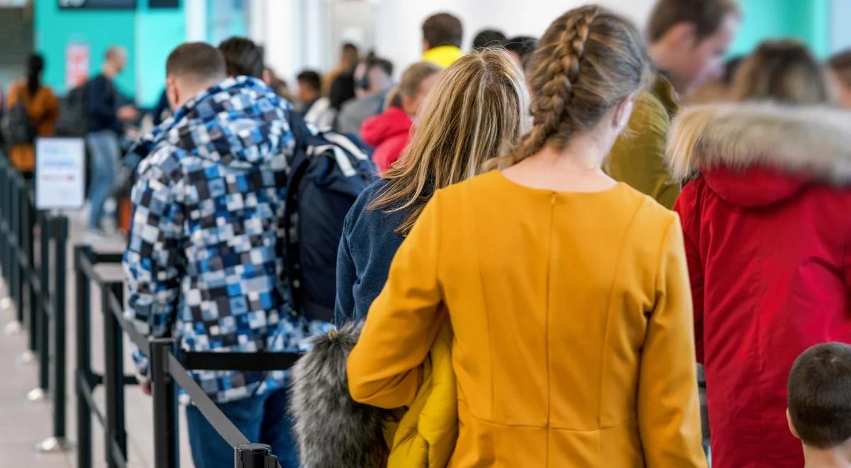 Kolejne kraje zalecają ewakuację swoim obywatelom. Władze Ukrainy apelują o spokój