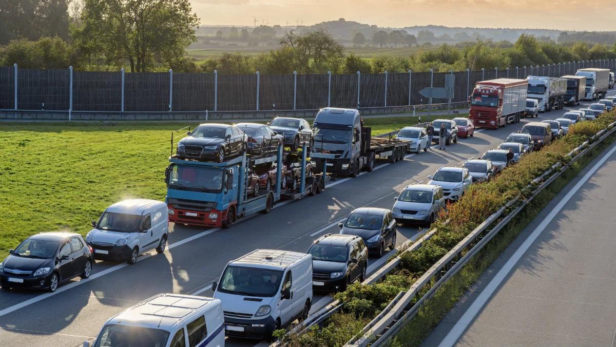 Łatwiejszy dojazd służb. Korytarz życia i jazda "na suwak" z podpisem prezydenta 