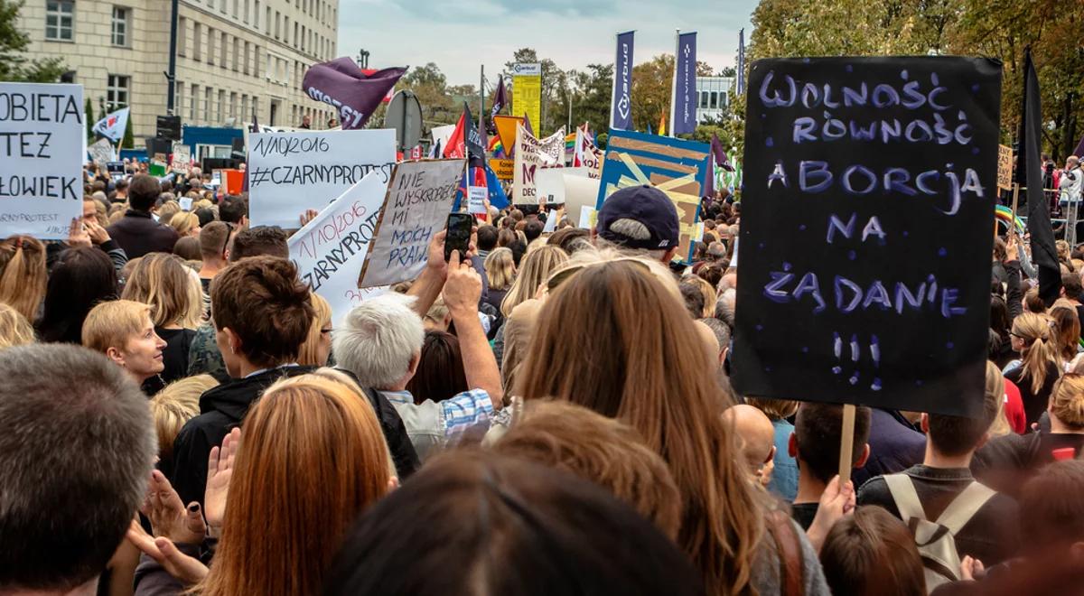 Kara więzienia za przeciwstawianie się aborcji? Tego chce komitet "Ratujmy kobiety 2017"