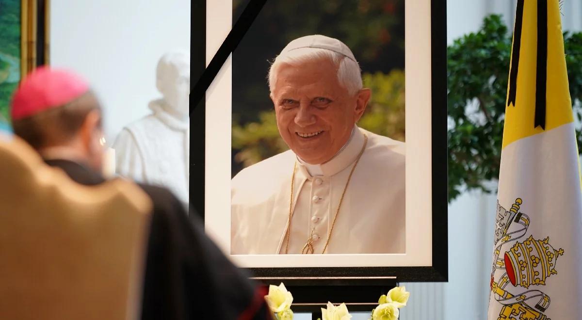 Papież Franciszek wspomina Benedykta XVI. "Mistrz wiary i nadziei"