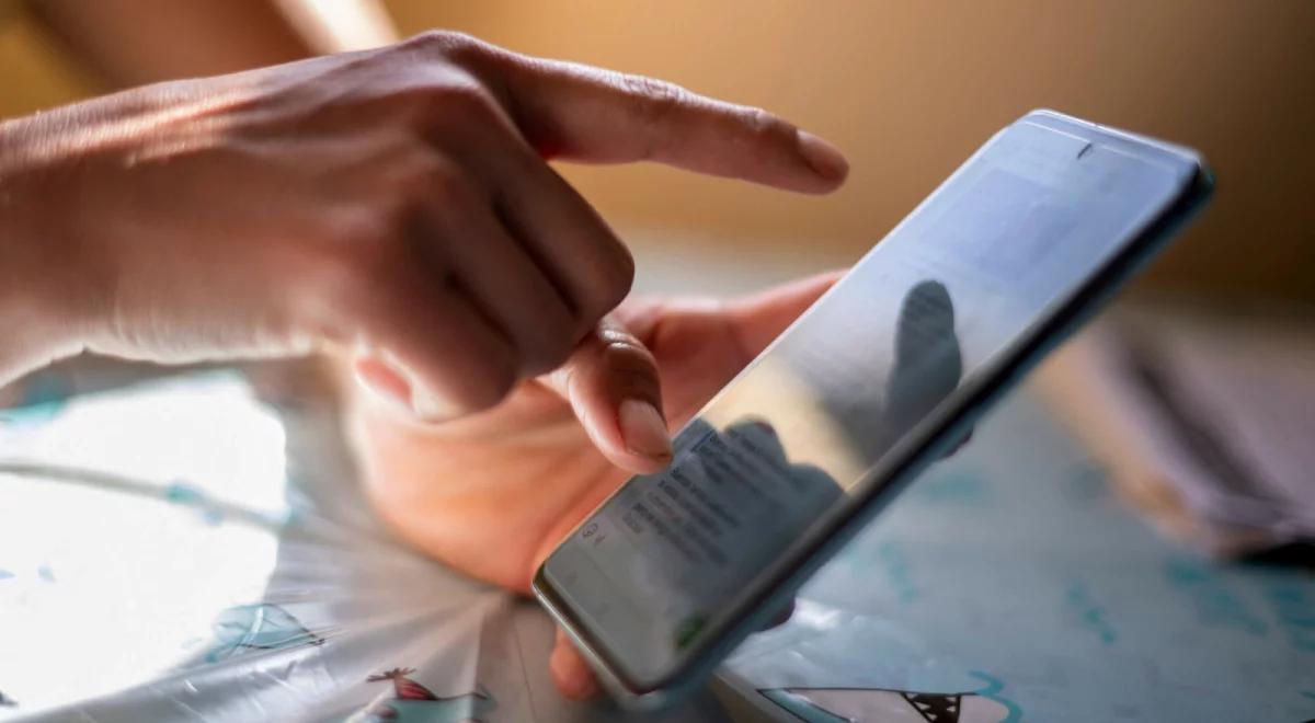 Wyświetlił zdjęcie w WhatsApp i stracił pieniądze. Eksperci alarmują