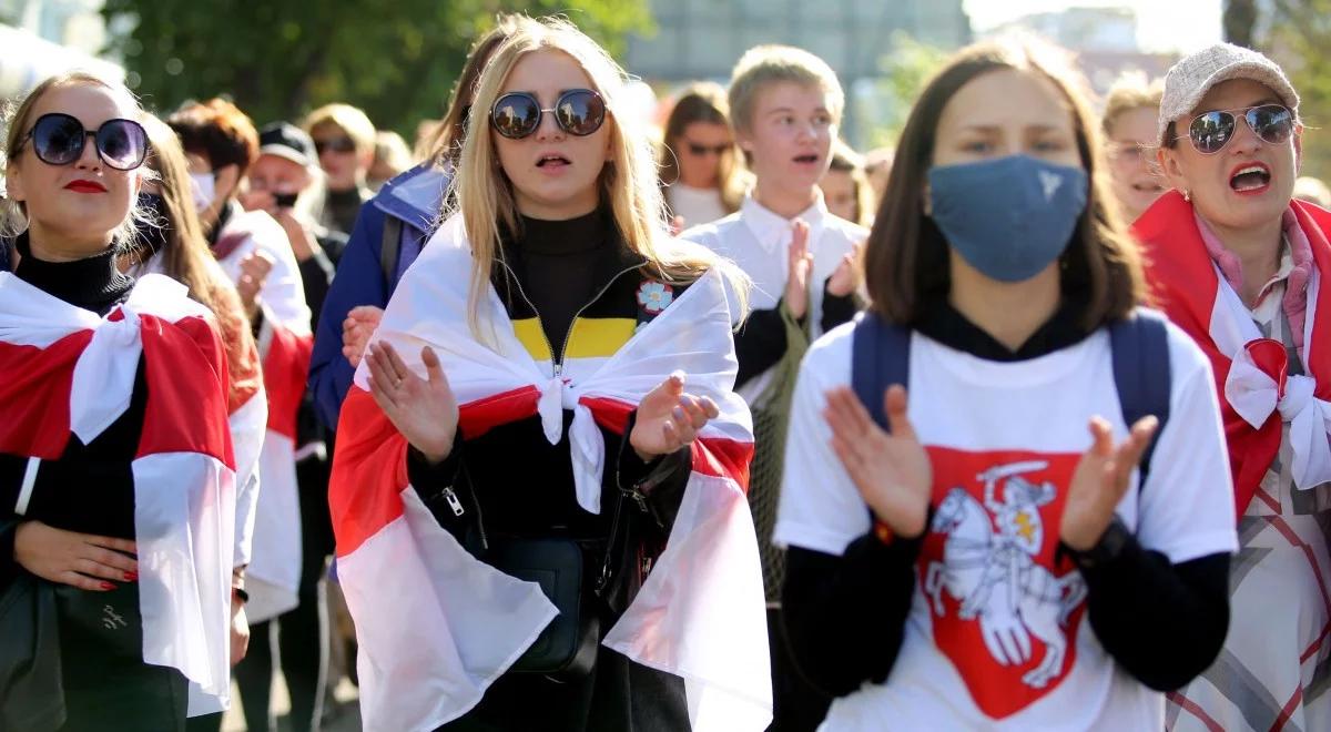 Protesty na Białorusi. Ruszył marsz kobiet, akcję studentów rozpędził OMON
