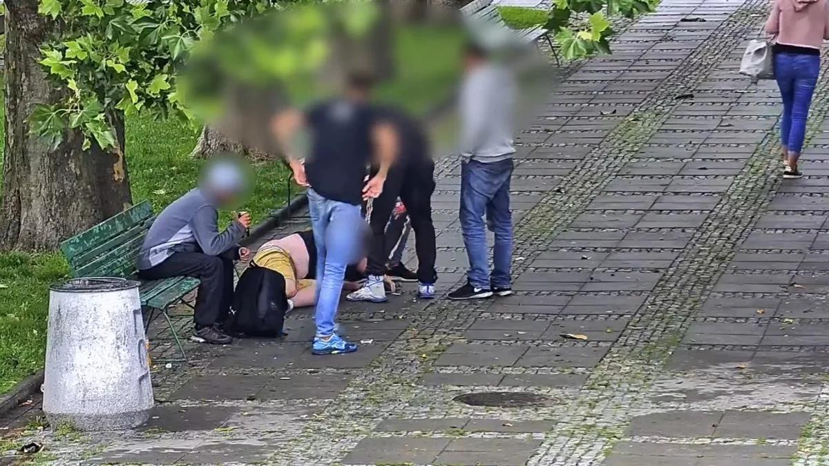 Brutalna napaść pod Pałacem Kultury i Nauki. Policja ujęła napastników [WIDEO]