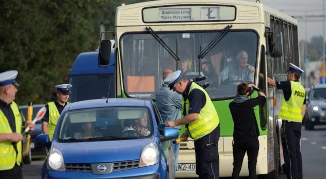 Stoją w korkach i dmuchają w baloniki