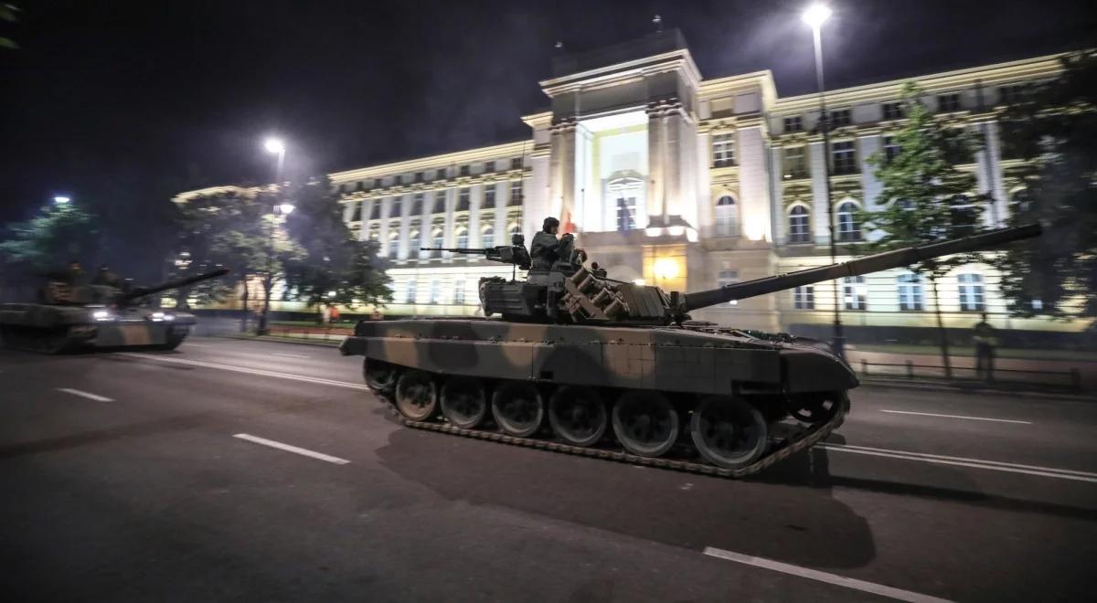 Jaki sprzęt wojskowy zobaczymy w tym roku? W Warszawie nocna próba przed defiladą – większą niż rok temu