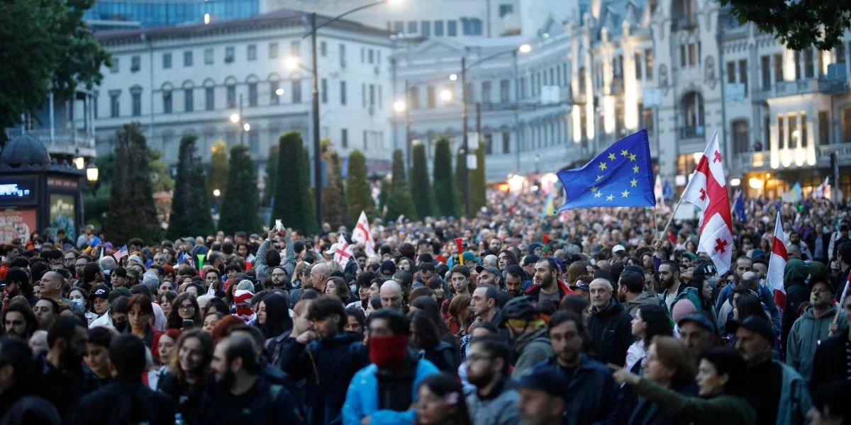 Wielotysięczne protesty w Gruzji. "Zagrożony jest demokratyczny ład i suwerenność"