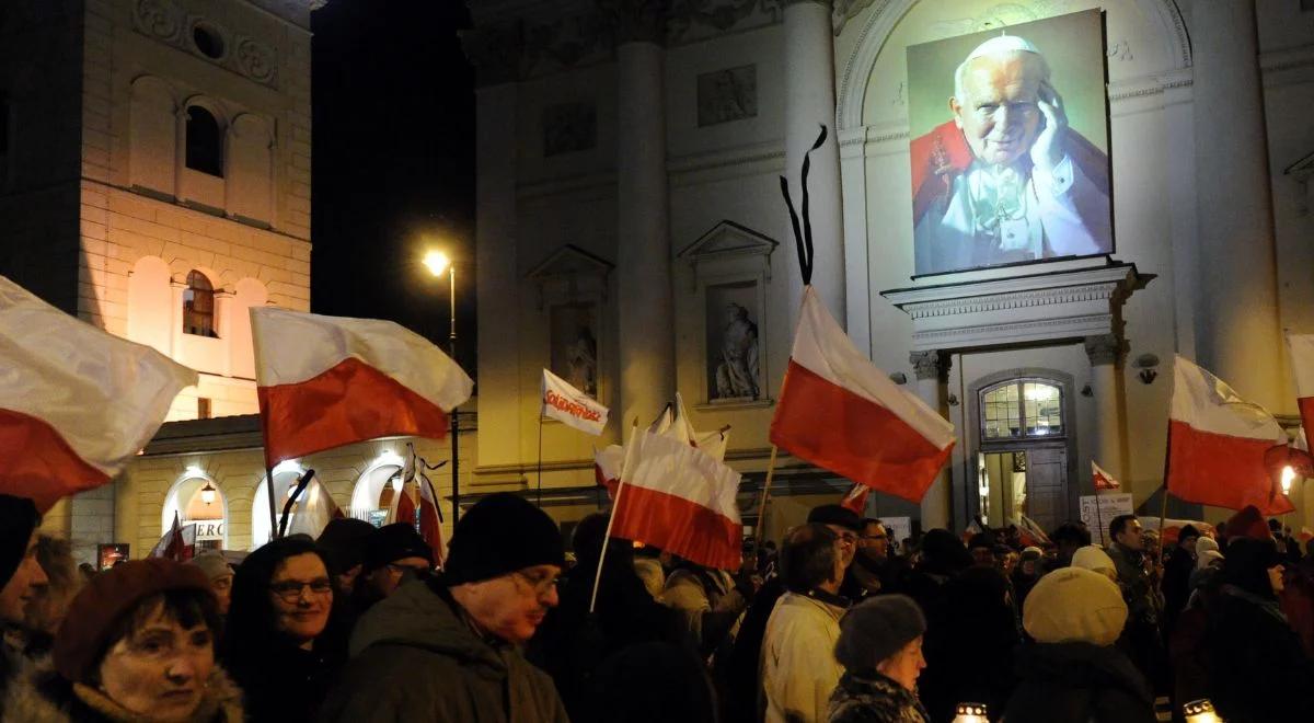 Marsze, modlitwy i debaty w obronie św. Jana Pawła II. Sprawdź wszystkie papieskie inicjatywy na 2 kwietnia