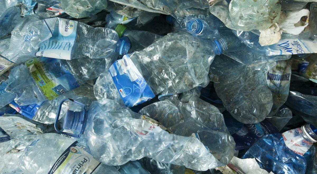 Polacy powinni zmienić ten nawyk. Chodzi o plastikowe butelki