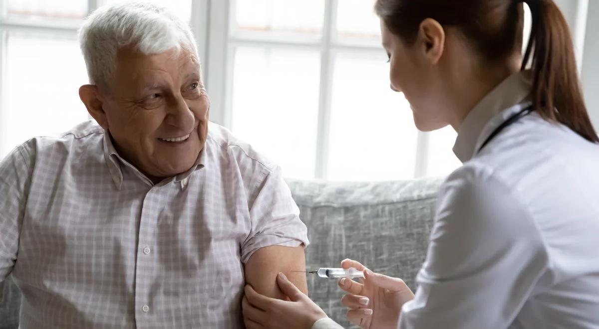 Epidemia grypy. "Seniorzy szczepią się częściej niż reszta populacji"