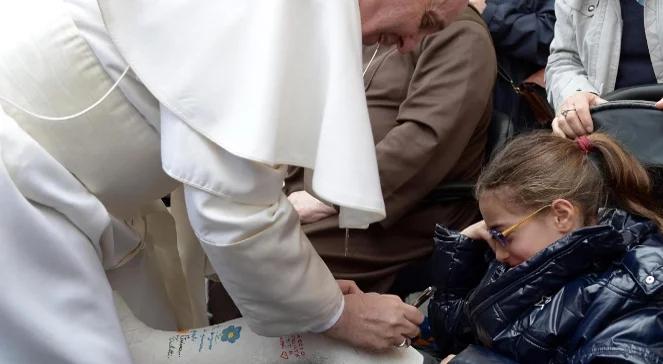 Papież podpisał się dziewczynce na... gipsie