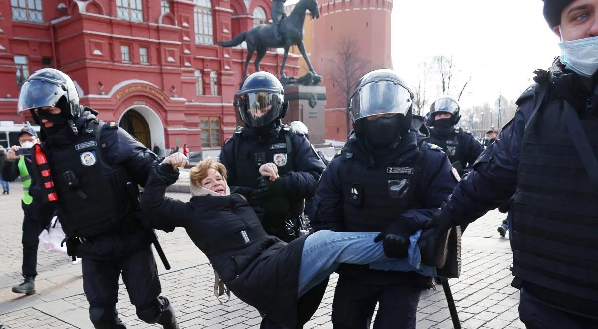 Głosy o "zdrajcach" i "samooczyszczeniu społeczeństwa". W Rosji nasila się nagonka na przeciwników inwazji