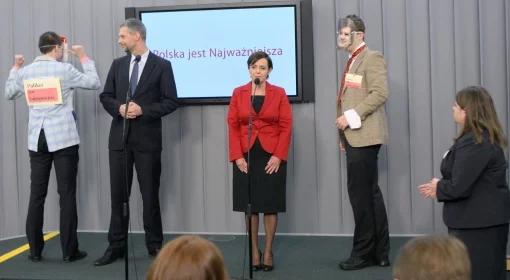 PJN o wyborach. Asystenci PiS w maskach
