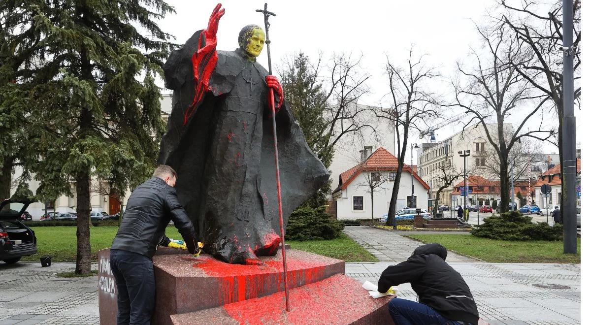 Zniszczenie pomnika Jana Pawła II w Łodzi. Policja zatrzymała mężczyznę