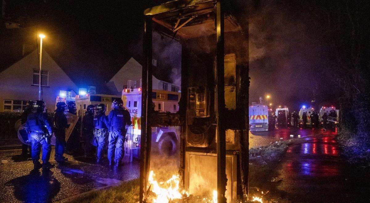 Niespokojnie w Irlandii Płn. 41 policjantów rannych po zamieszkach