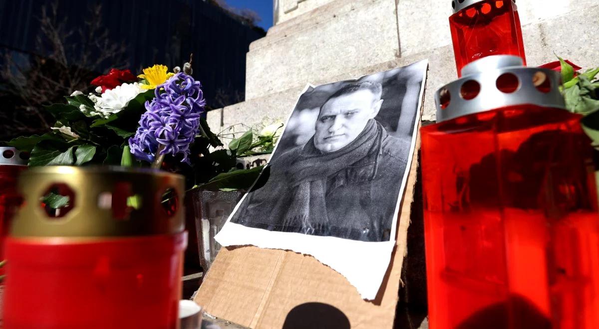Aleksiej Nawalny nie żyje. Rosjanie oddają hołd opozycjoniście, służby fotografują i zatrzymują